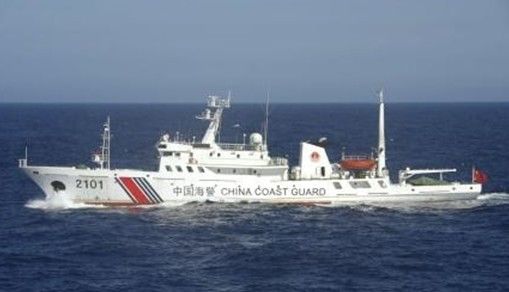 8月24日上午，中国海警2166号船在钓鱼岛附近海域航行。（共同社）