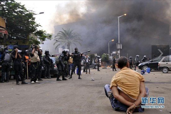 8月14日，埃及首都开罗，埃及安全部队逮捕一名穆尔西的支持者。新华社发