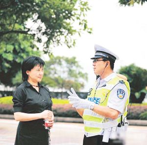 2010年8月20日,薄谷开来探访在一线执勤的王立军。凤凰网