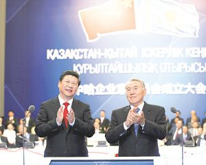 7日，习近平在阿斯塔纳同纳扎尔巴耶夫共同出席中哈企业家委员会成立大会。新华社