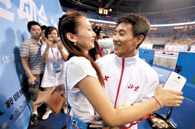 虽然未赢得奖牌，但滕海滨赢得了未婚妻张楠“爱的抱抱”。