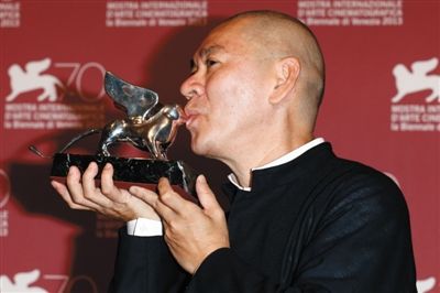 蔡明亮获得评委会大奖后亲吻奖杯。