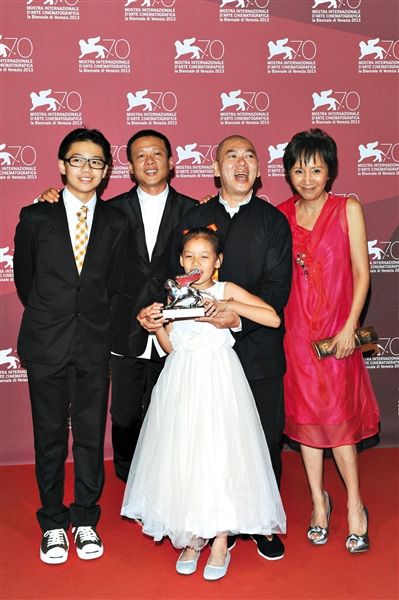 蔡明亮和《郊游》的主演李康生（左二）、杨贵媚（右一）等在获奖后亮相媒体发布会。