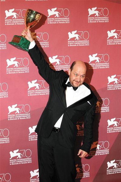 希腊演员瑟米斯·帕诺获影帝高举奖杯不顾衣服滑落。