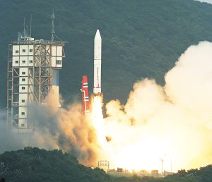 日本“艾普斯龙”号新型固体燃料火箭发射成功。