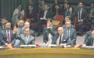 中国外交部部长王毅（左前）和法国外长法比尤斯正在对关于销毁叙利亚化武决议进行表决。