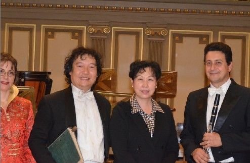 演出结束霍玉珍大使登台与主要演奏员合影留念