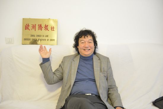 王进教授参观《欧洲侨报》社