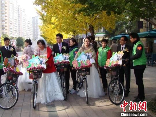 上海基层社区举行集体婚礼新侨化身“绿天使”