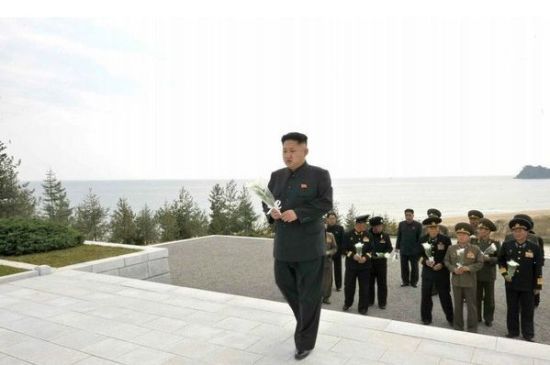 当地时间2013年11月2日报道，朝鲜领导人金正恩前往墓地，向牺牲的朝鲜海军将士献花。图片据朝鲜《劳动日报》