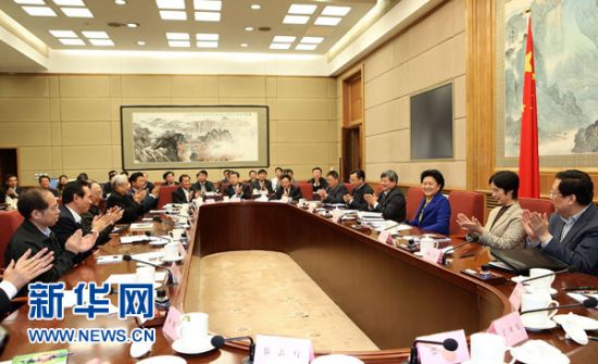中共中央政治局委员、国务院副总理刘延东与新一届中国足协执委、足球界代表座谈并讲话。
