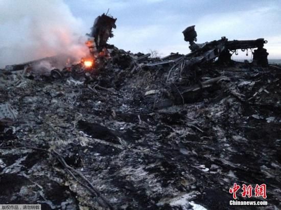 图为马航波音777客机在顿涅茨克地区坠毁的现场。