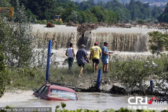 当地时间2014年7月30日，罗马尼亚Novaci遭洪水袭击，数百民众紧急疏散。