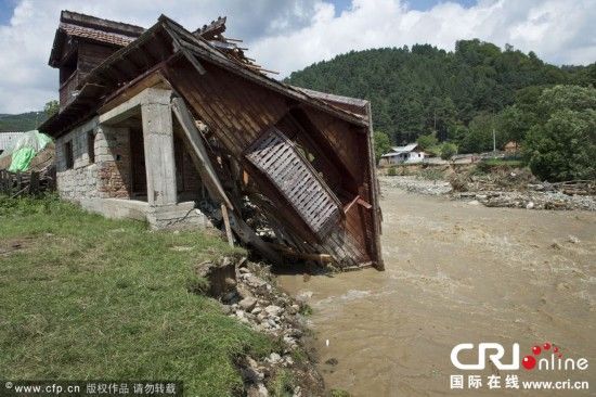 当地时间2014年7月30日，罗马尼亚Novaci遭洪水袭击，数百民众紧急疏散。