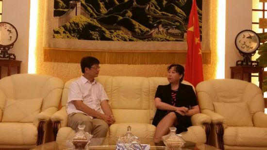 代表团团长刘北宪与霍玉珍大使亲切交谈