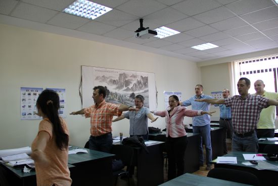 老师带领大家用身体演示法来学习汉语拼音