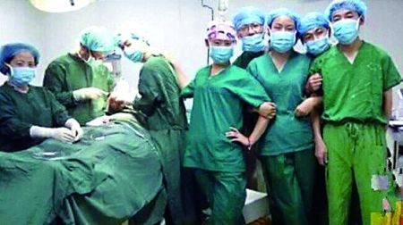 一组医生在手术台上自拍，并摆出“V”手势的照片在网上热传