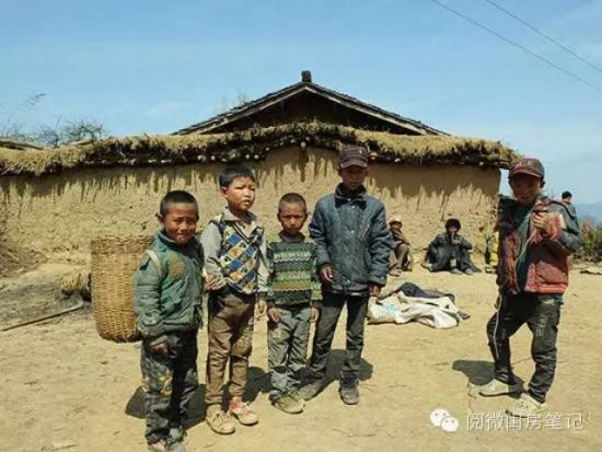 四川省大凉山区美姑县拉木阿觉乡马依村的几名孩子站在村里的一处空地上(3月25日摄)。新华社记者