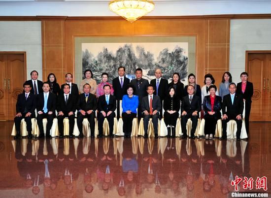 11月10日，中国国务院侨办主任裘援平在北京会见了泰国工商总会访华团一行。(中新社记者