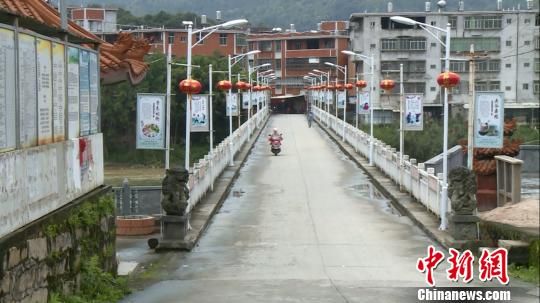 图为村中侨胞捐建的跨江大桥。