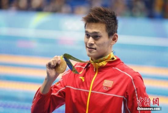 8月8日，在里约奥运会男子200米自由泳比赛中，孙杨逆转获得冠军，这是本届奥运会孙杨获得的首枚金牌。也是中国代表团的第五枚金牌。图为孙杨高举金牌。