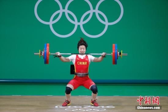当地时间8月10日，里约奥运女子举重69公斤级比赛，中国选手向艳梅以抓举116公斤，挺举145公斤，总成绩261公斤夺得金牌，为中国代表团拿下里约奥运第9枚金牌。