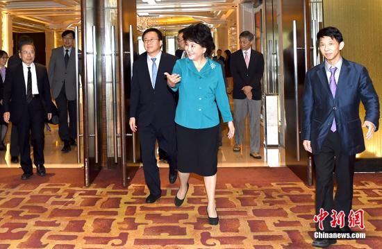 8月24日，中国国务院侨办主任裘援平在北京会见在日华人教授会代表团一行。