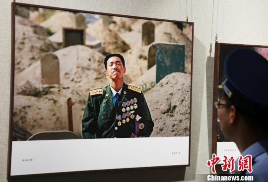 7月27日，中国军事摄影作品(邀请)展在江西南昌开幕，共展出200幅珍贵的军事题材摄影作品。