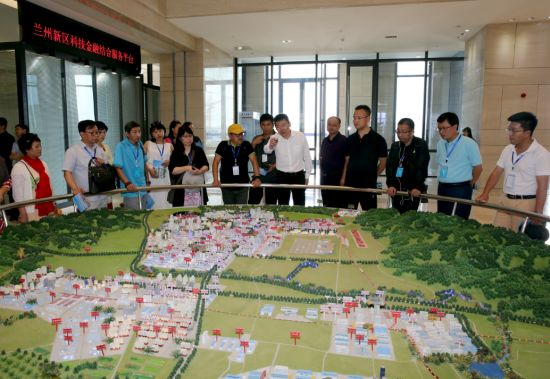 海外华文媒体高层参访团成员了解国家级兰州新区总体建设规划。肖刚