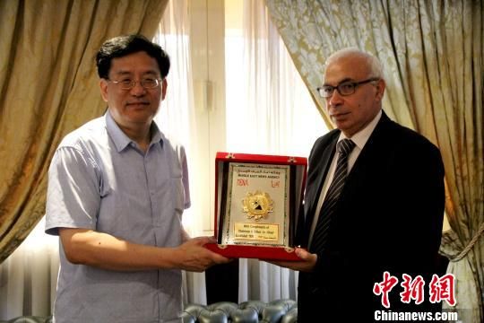 当地时间8月14日，中国新闻社社长章新新在埃及首都开罗会见埃及中东通讯社社长阿里·哈桑，双方就媒体交流与合作进行了会谈。