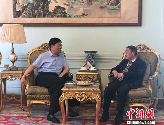 当地时间8月14日，中国驻埃及大使宋爱国（右）在大使馆会见到访的中国新闻社社长章新新（左）一行。