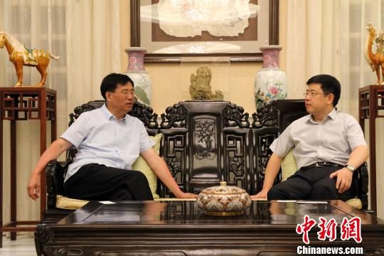 当地时间8月17日，中国驻希腊大使邹肖力（右）在大使官邸会见到访的中国新闻社社长章新新（左）一行。