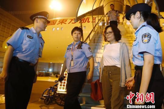 9月19日晚，闵某搭乘东航MU588次航班抵上海。　殷立勤