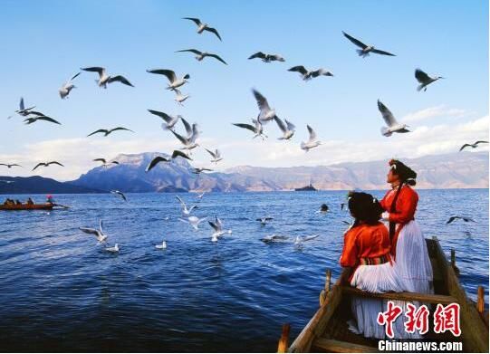 金秋十月，美丽的泸沽湖等你来！　钟欣　摄