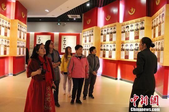 图为海外华文媒体代表参观新疆兵团第六师五家渠市将军纪念馆。　袁晶　摄
