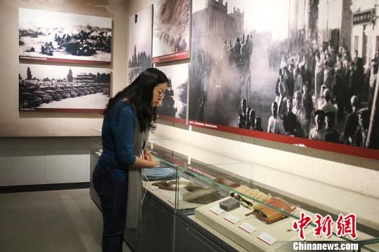 图为委内瑞拉《委国侨报》副社长郑海燕在将军纪念馆观看展品。　袁晶　摄