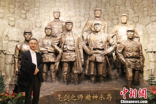 图为海外华文媒体代表与将军纪念馆内雕塑合影。　袁晶　摄