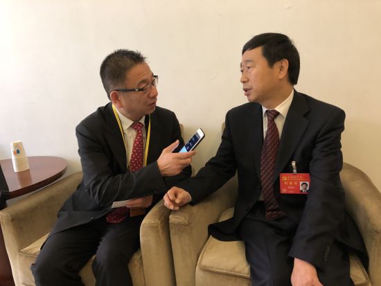 乔新江接受《欧洲侨报》记者艾伦采访