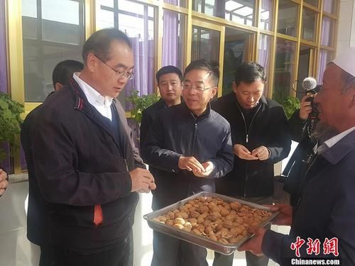 11月16日，国务院侨办副主任郭军（左一）在定点帮扶点甘肃积石山县入村进户调研扶贫工作。
