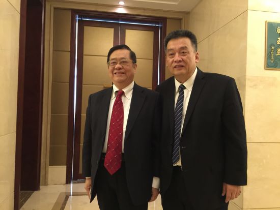 评委会主任袁南生（左）与副主任冰凌合影