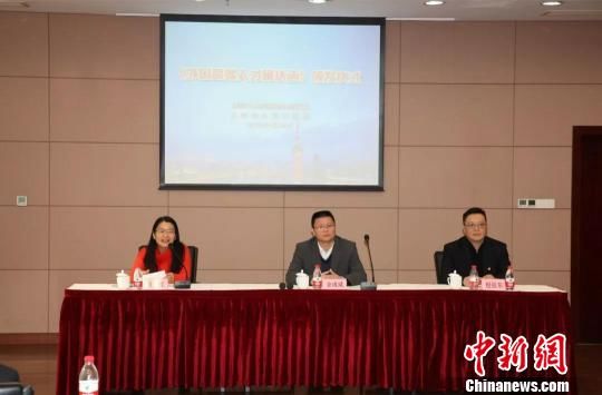 上海市人力资源和社会保障局(上海市外国专家局)为8位外国高端人才签发了首批《外国高端人才确认函》。