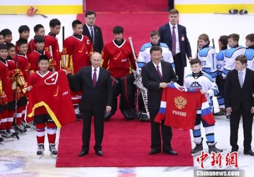 6月8日晚，中国国家主席习近平同俄罗斯总统普京在天津共同观看中俄青少年冰球友谊赛。