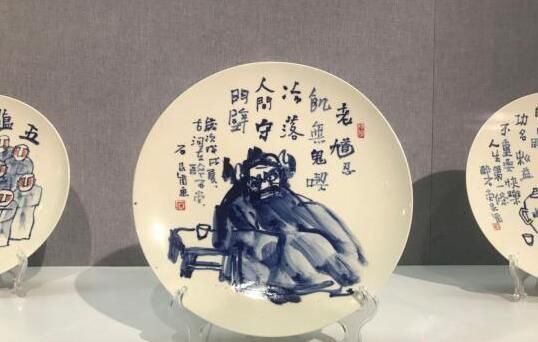 　山西省首届瓷上漫画展8日在太原美术馆开幕。　胡健