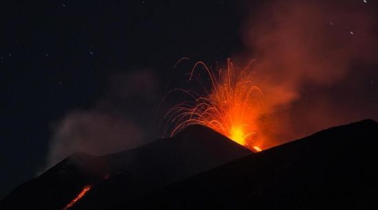 当地时间8月23日，意大利卡塔尼亚，埃特纳火山发生新的喷发。图片来源：视觉中国