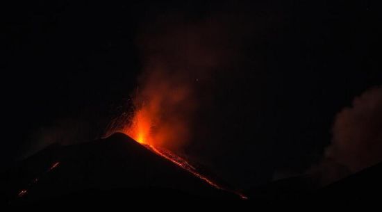 当地时间8月23日，意大利卡塔尼亚，埃特纳火山发生新的喷发。图片来源：视觉中国