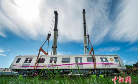 8月22日，成都地铁3号线二三期全部48列电客车顺利抵达北郊车辆段，庞大的地铁列车吊装卸车现场，引来了大批记者的围观拍摄。