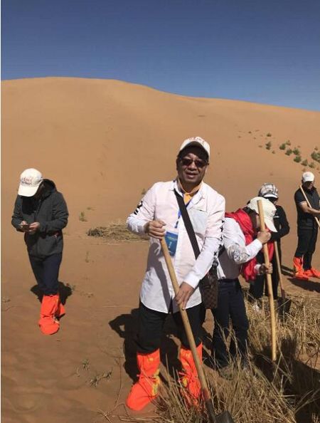 海外媒体记者在填埋麦草防风固沙