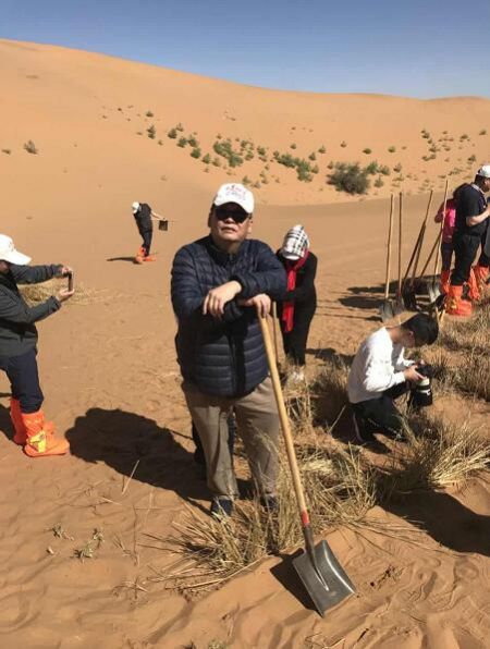 海外媒体记者在填埋麦草防风固沙