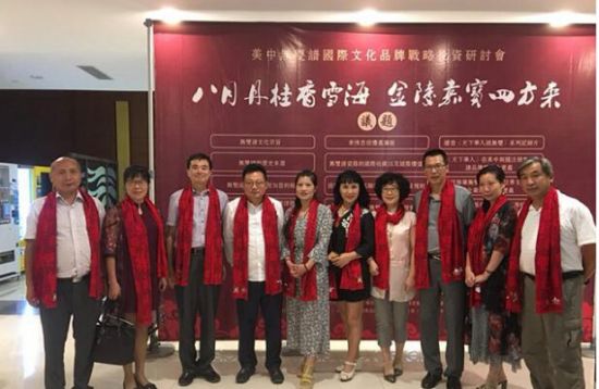 高云青先生与嘉宾合影留念