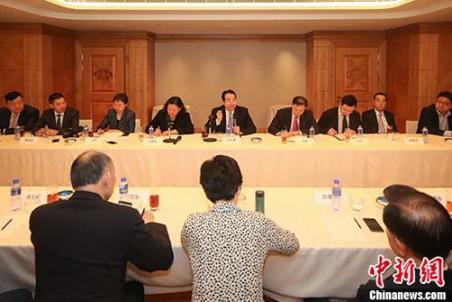 8月23日，中央统战部副部长、国务院侨办主任许又声（中）同香港侨界人士座谈交流。